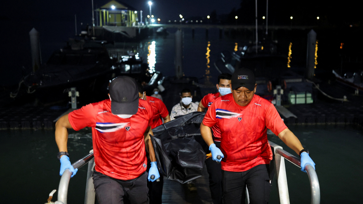Malaysia searches for Rohingya after boat sinks as death toll climbs to 21