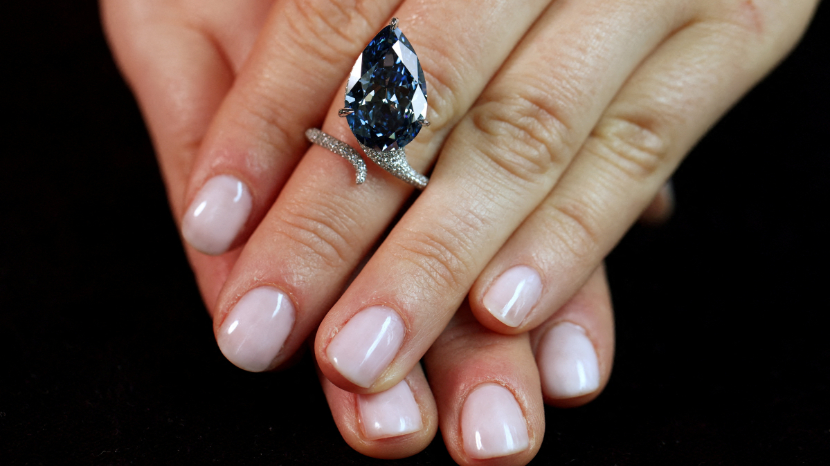 ‘Mellon Blue’ diamond fetches $26.6 million at Geneva auction