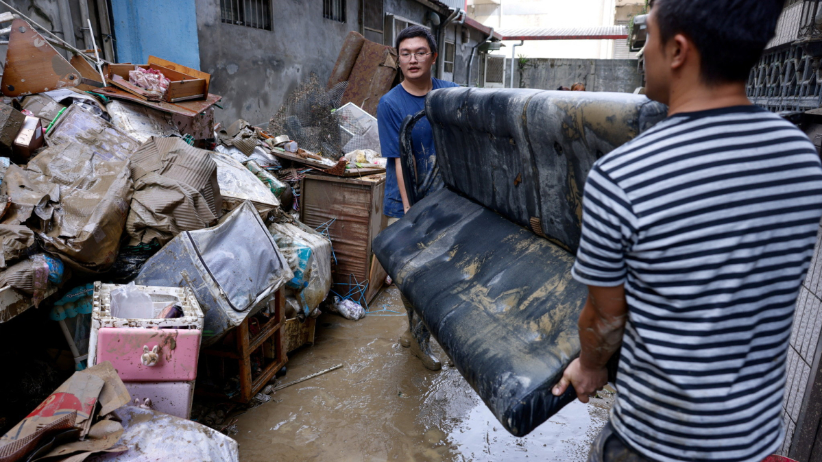 Typhoon Fung-wong brings floods to Taiwan