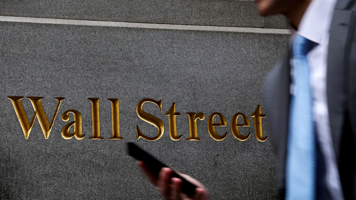 Wall Street sinks as investors fret about rate cuts