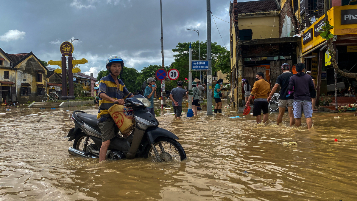 Floods hit Vietnam again, killing at least 8, hindering coffee harvest