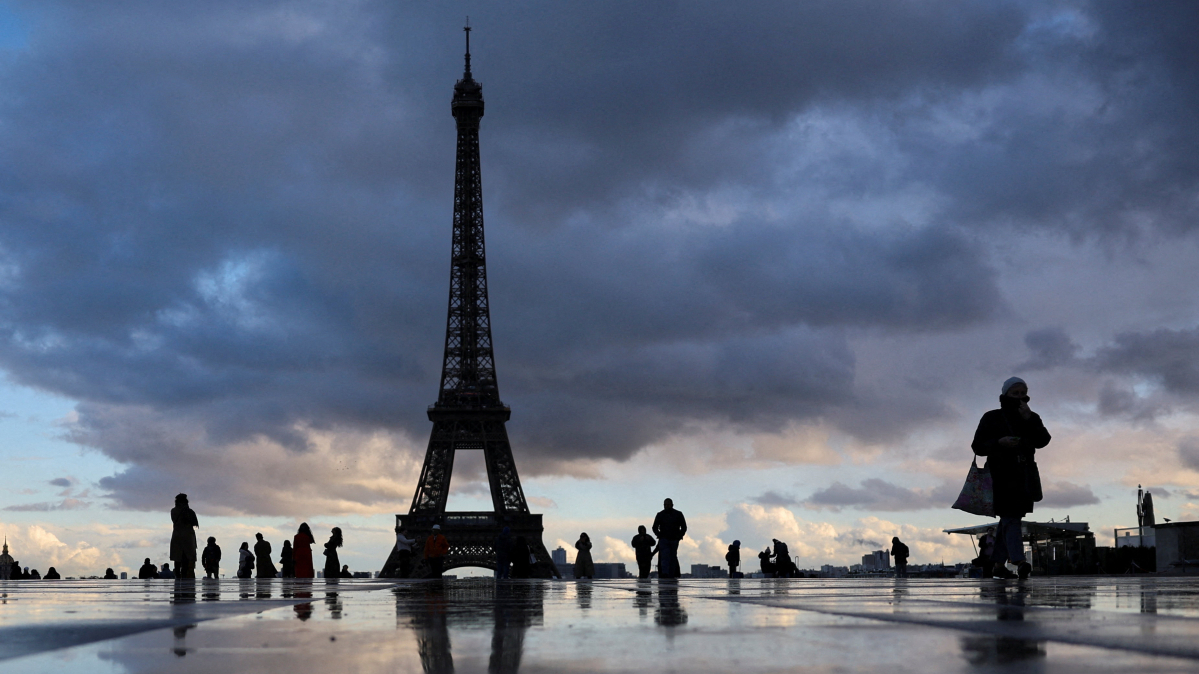 Thousands affected after power blackout briefly hits Paris