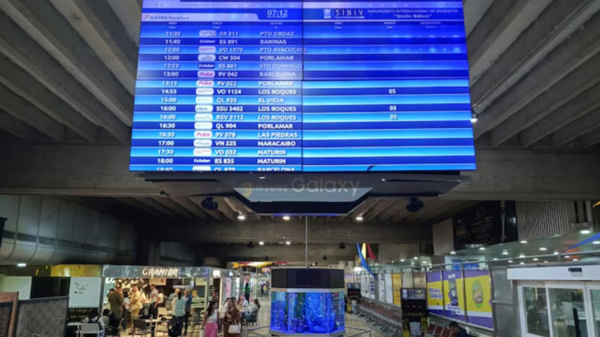 Several international airlines cancel their flights in Venezuela after U.S. warning