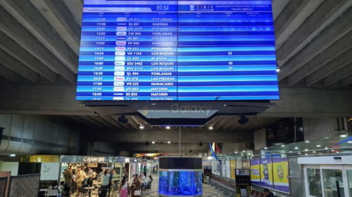 Several international airlines cancel their flights in Venezuela after U.S. warning