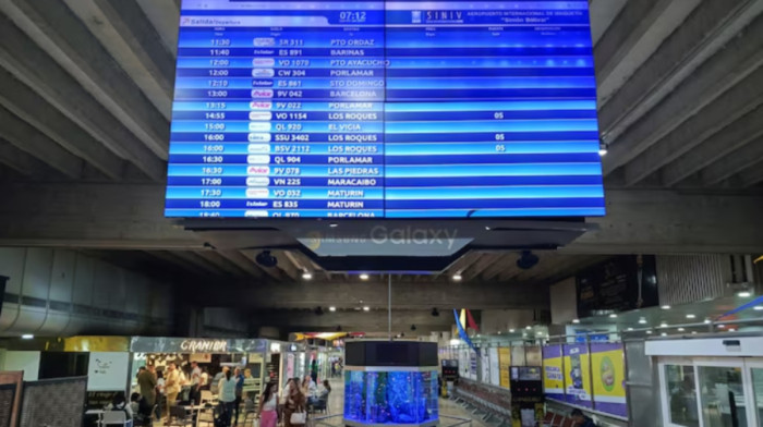Several international airlines cancel their flights in Venezuela after U.S. warning