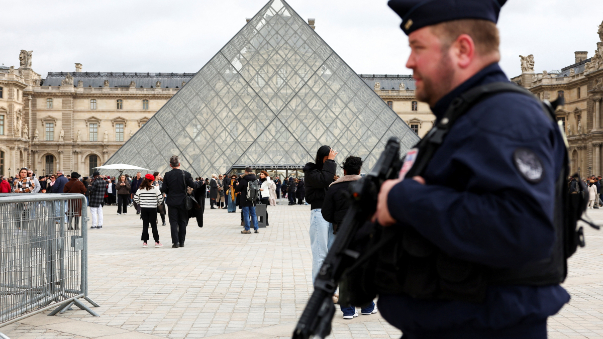 Four new suspects arrested in Louvre heist probe