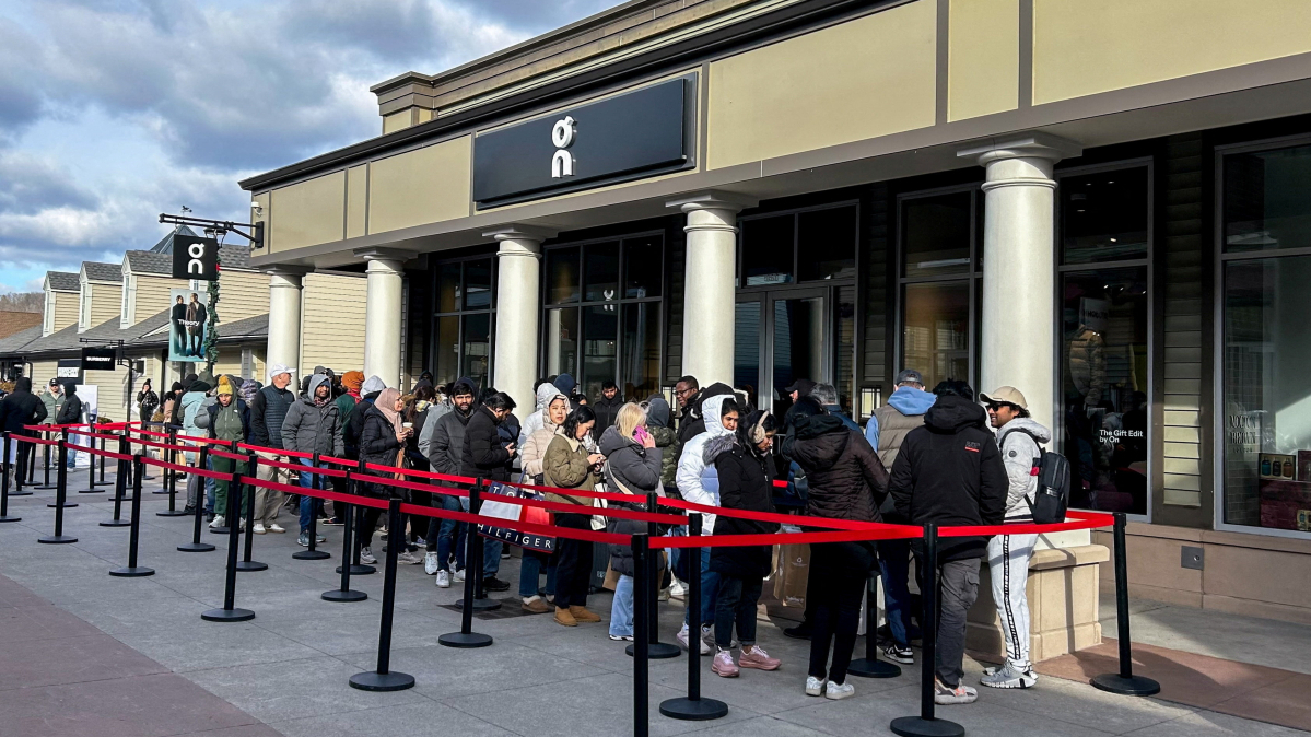 Venezuelans flock to stores in Caracas for Black Friday amid economic strains