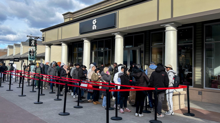 Venezuelans flock to stores in Caracas for Black Friday amid economic strains
