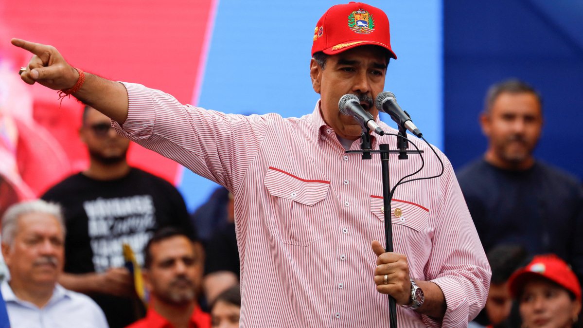 Venezuela's Maduro swears 'absolute loyalty' to Venezuelan people