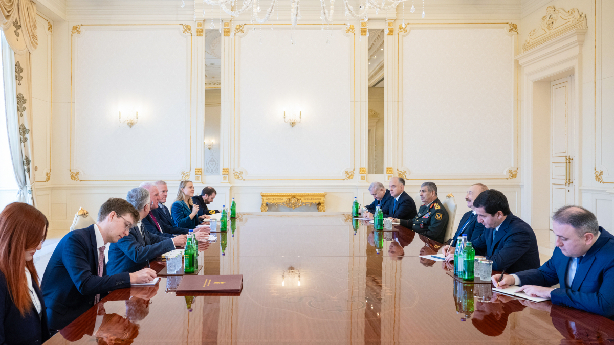 President Ilham Aliyev meets with UK Minister of State for Defence