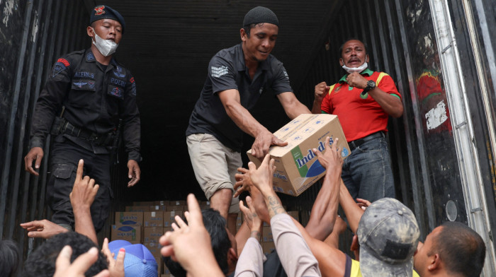 Indonesian military steps up relief efforts for flood-hit Sumatra; death toll above 860