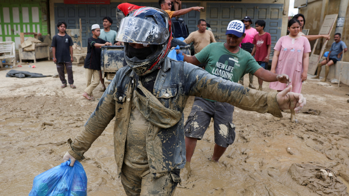 Indonesia flood survivors say slow aid left them living off looted goods