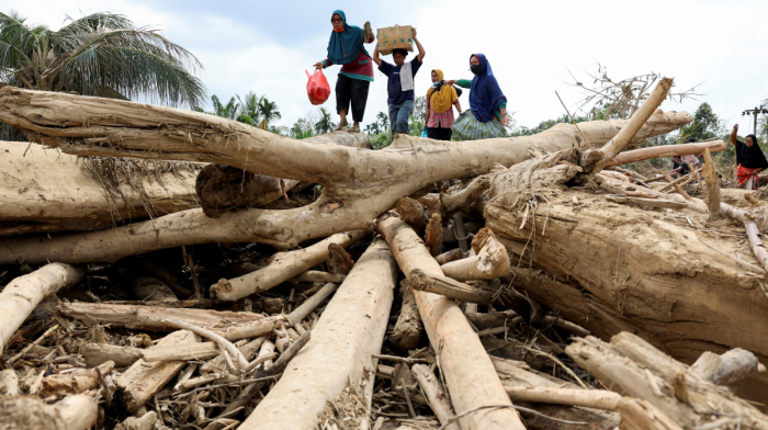 Indonesia floods: Survivors walk long distance to aid centre as death toll surges past 900