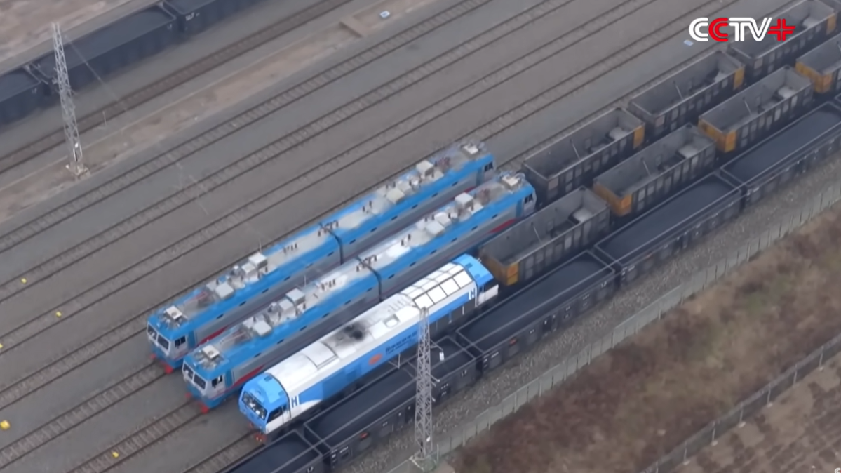 China unveils massive wireless freight convoy in breakthrough rail test