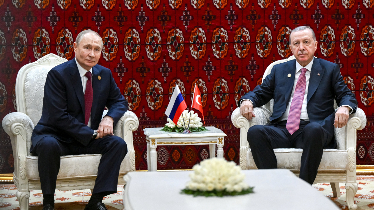 Erdoğan and Putin meet in Turkmenistan to discuss regional security and bilateral ties