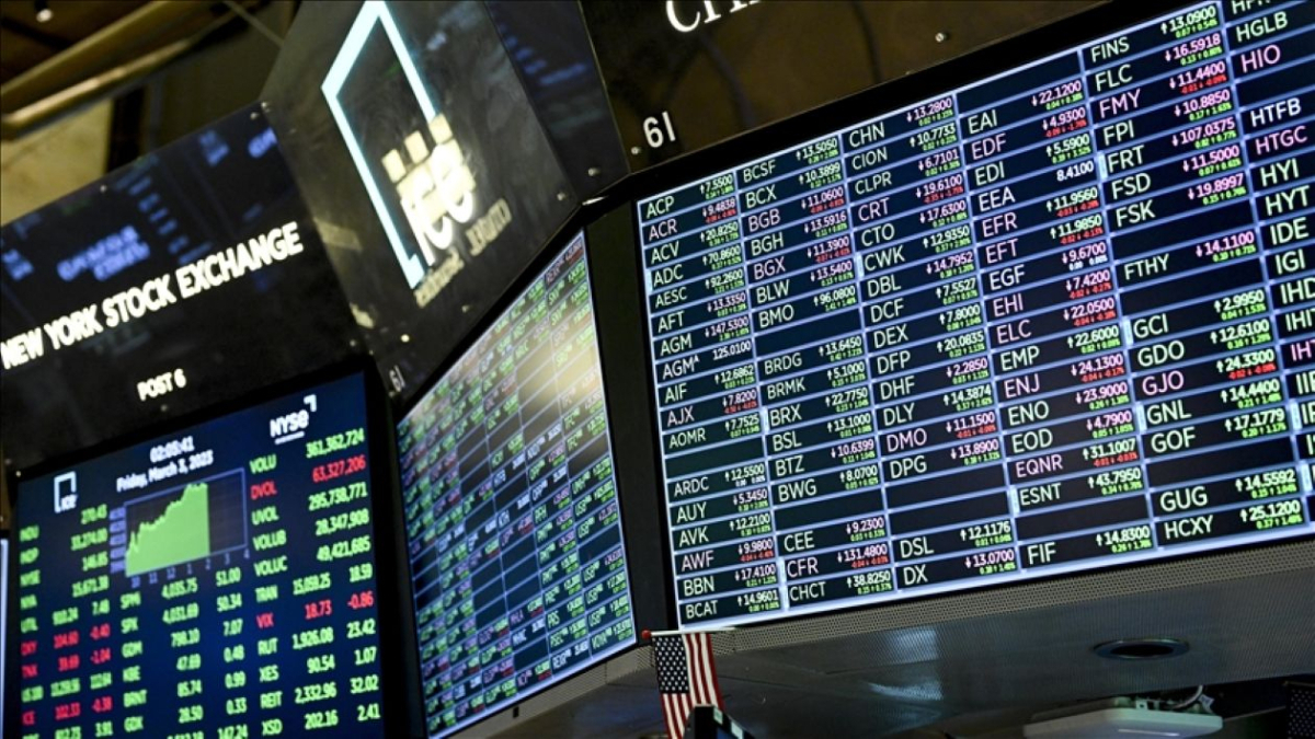 Wall Street ends week lower as tech shares retreat