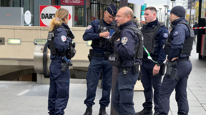Three women injured in knife attack on Paris metro