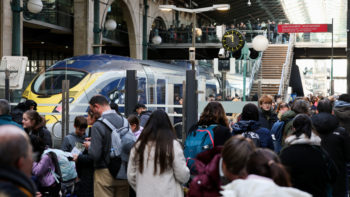 Channel Tunnel power fault halts travel for thousands