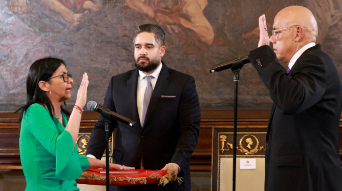 Gunfire erupts near Caracas Palace as VP Rodríguez sworn in