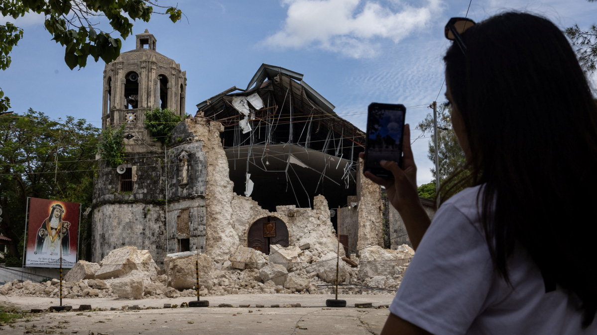 Philippines earthquake: Magnitude 6.7 quake hits off Mindanao