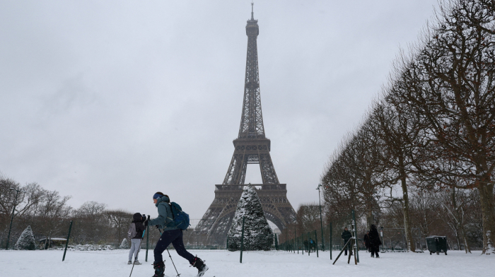 Snow clogs transport in Europe as Parisians turn to skis