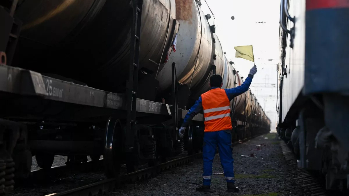 Azerbaijan sends 2,698 tons of fuel to Armenia by rail