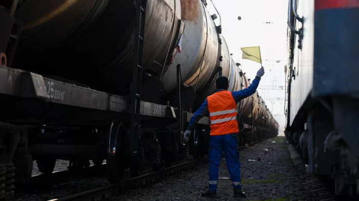 Azerbaijan sends 2,698 tons of fuel to Armenia by rail