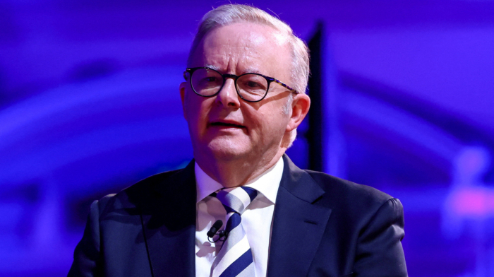 Australian bushfires raze homes, cut power to tens of thousands