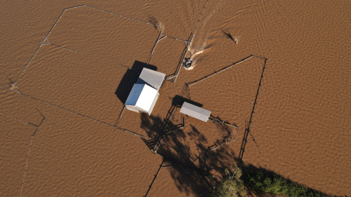 Cyclone Koji cuts power to 15,000 in Queensland as flooding risk grows