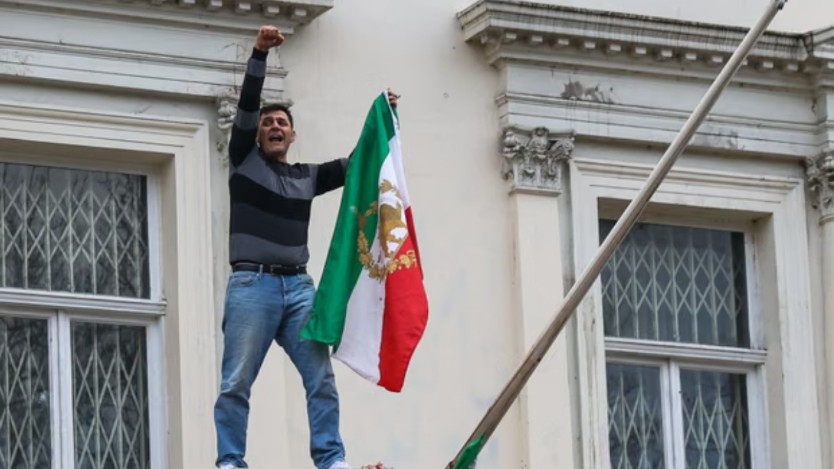 Pre-revolution flag briefly raised at Iranian embassy in London