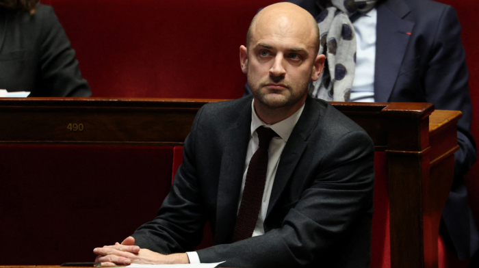 France mulls sending Eutelsat terminals to Iran amidst internet blackout