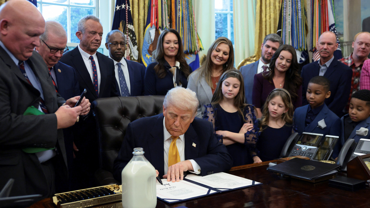 Trump signs bill allowing whole milk, nondairy options in schools