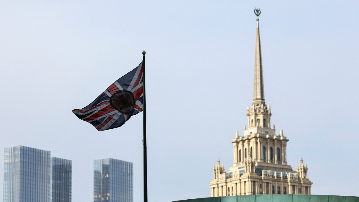 Russia expels British diplomat for alleged spying, London mulling response