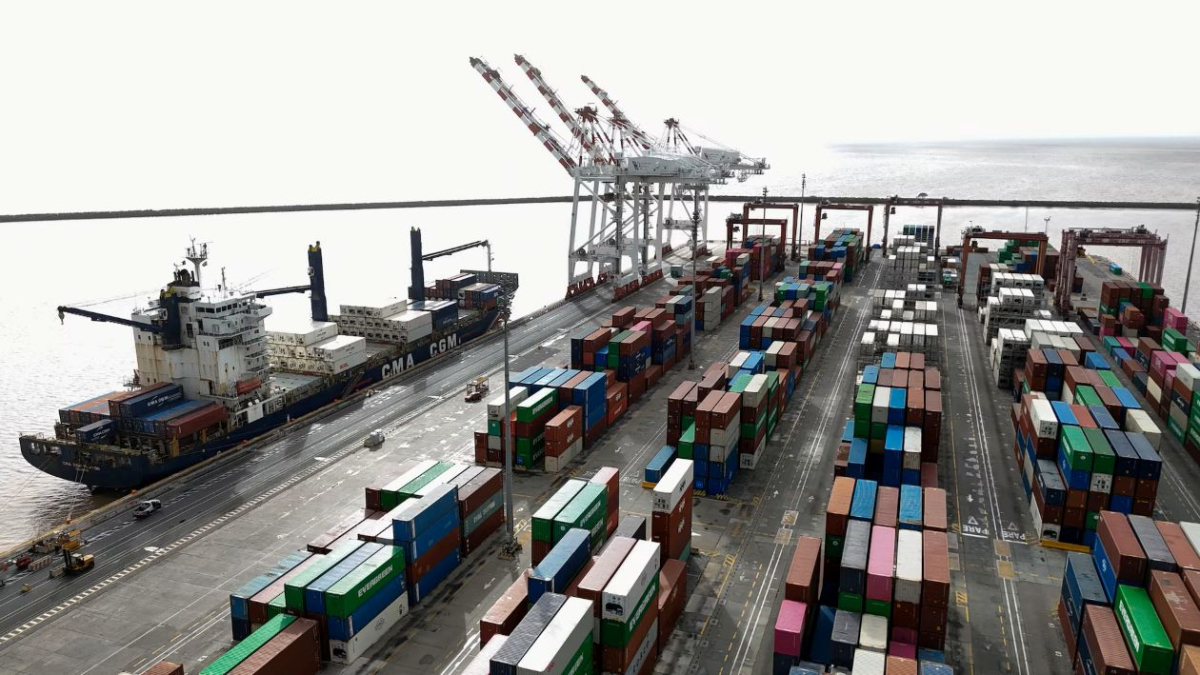Argentina's economic activity shrinks in November, first decline of 2025