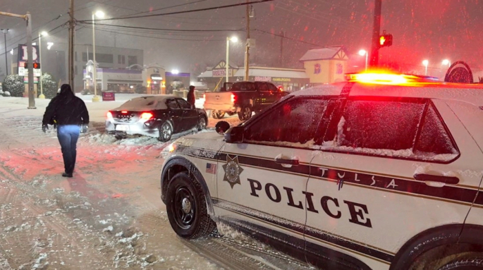 U.S. storm leaves 400,000 without power, forces thousands of flight cancellations