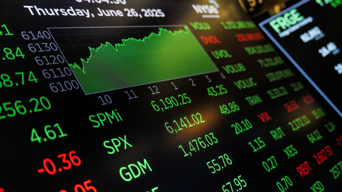 S&P 500 closes at record high as tech gains offset healthcare rout