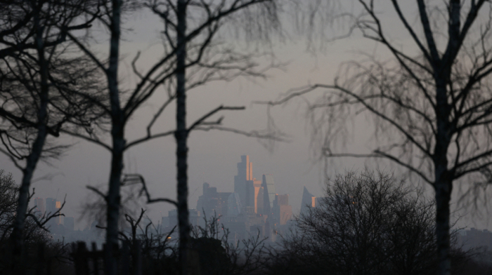 Thieves smash and rob London jewellery shop in broad daylight