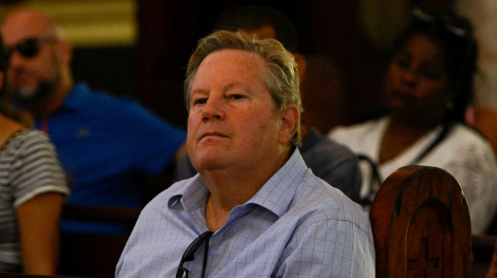 Washington scolds Cuba after crowds heckle U.S. diplomat