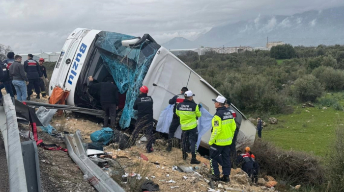Türkiye bus crashes kill 16 people