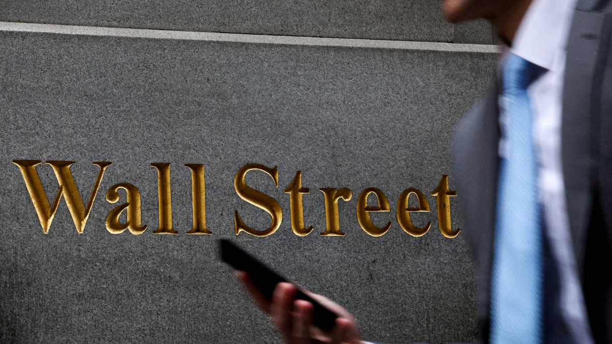 Wall Street ends sharply down as traders fret over AI disruption