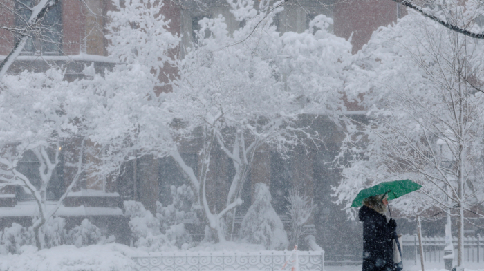 U.S. northeast blizzard: Two feet of snow, 5,700 flights cancelled, National Guard deployed