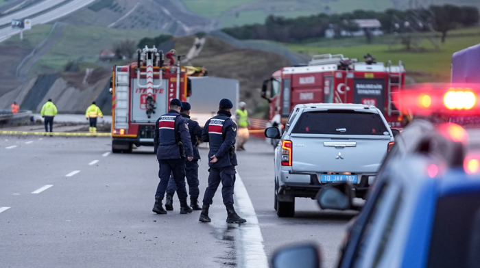 Turkish F-16 crashes near highway in western Türkiye, pilot killed
