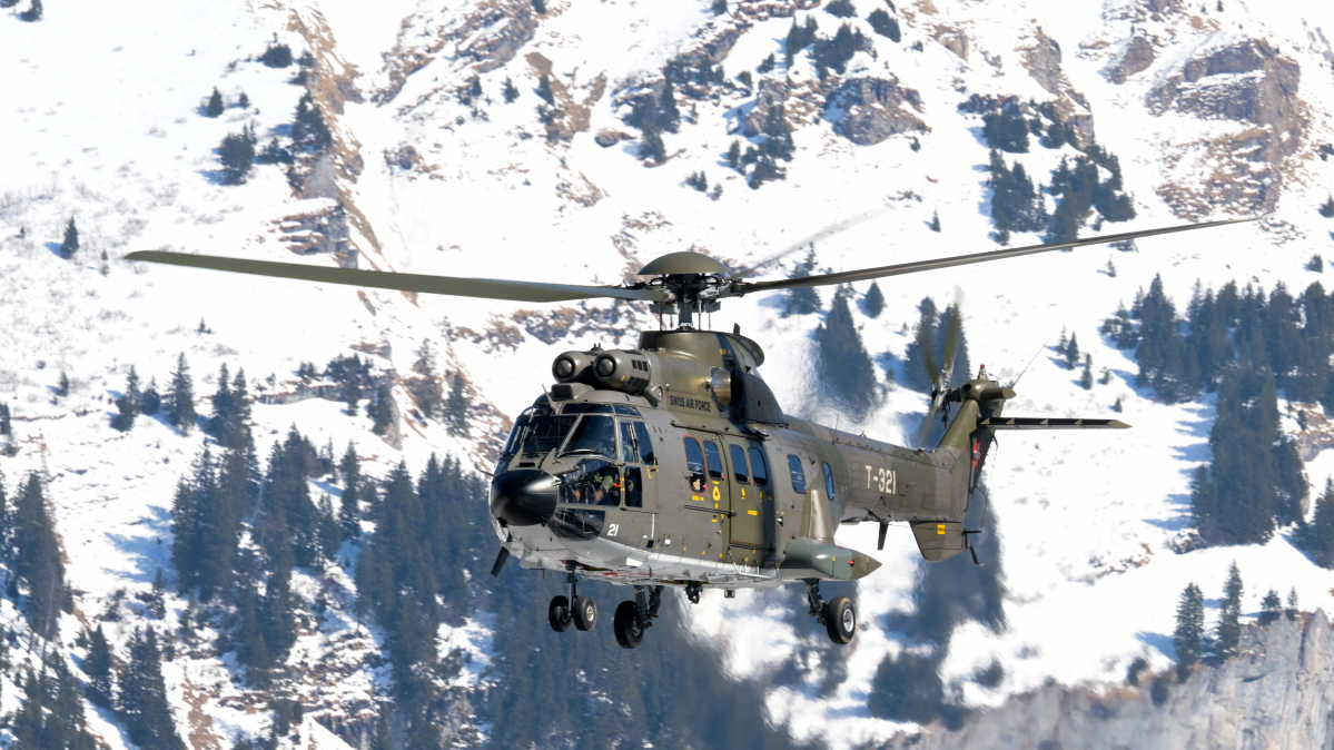 One dead after cable car crashes down Swiss mountainside