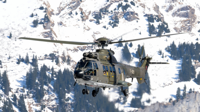 One dead after cable car crashes down Swiss mountainside