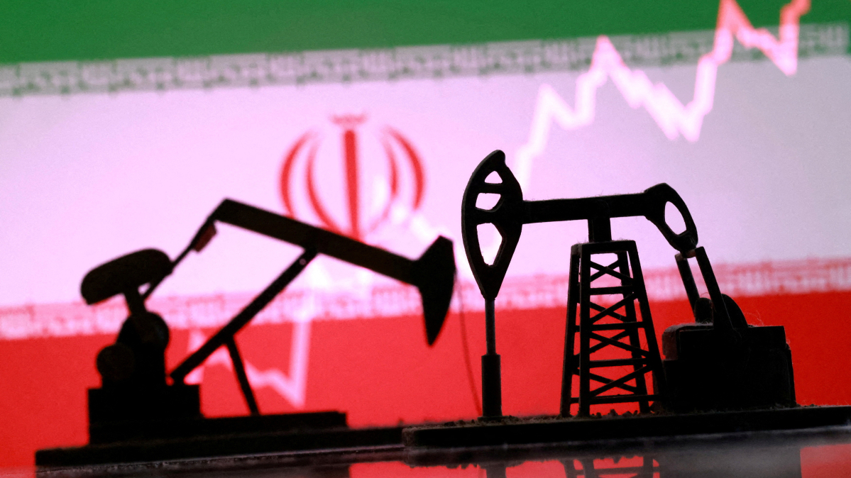 U.S. permits 30-day sales of Iranian oil at sea to help curb prices
