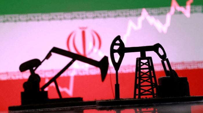 U.S. permits 30-day sales of Iranian oil at sea to help curb prices