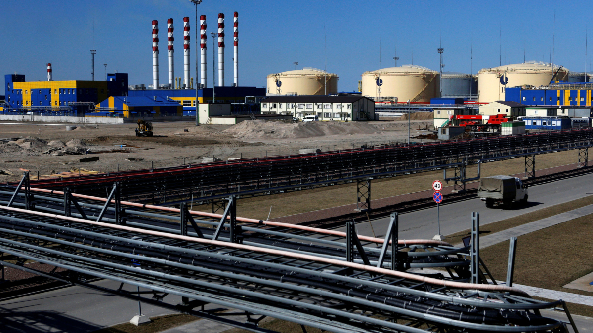 Ukraine drone strikes halt Russian Baltic oil exports, fuelling market uncertainty