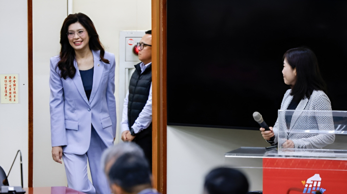 Taiwan opposition leader pledges reconciliation at memorial for founding father in China