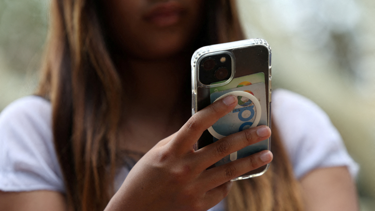 Greece to ban social media access for under-15s from 2027