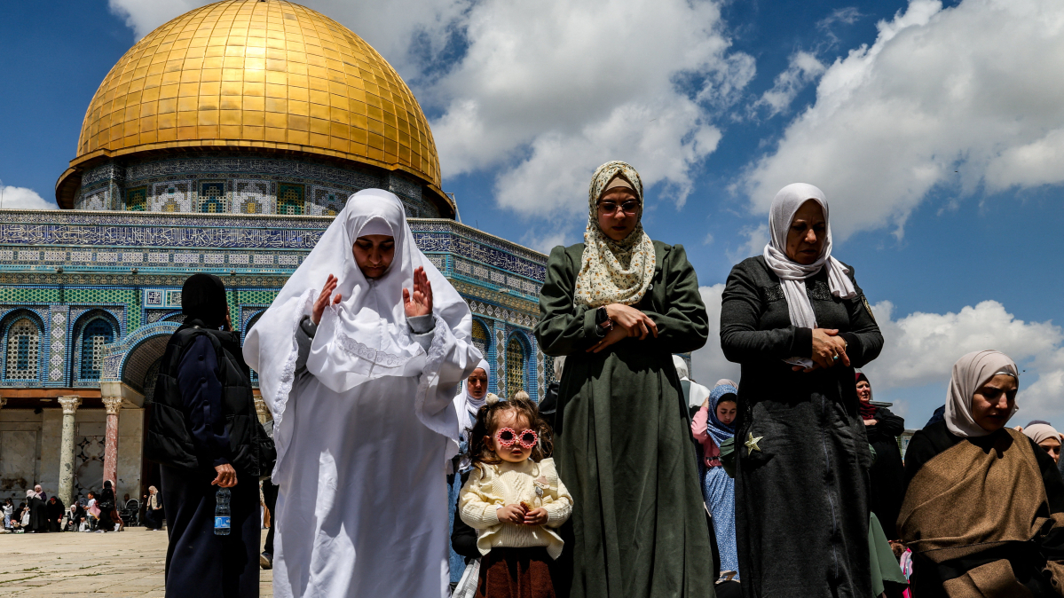 Thousands of Palestinians return to Al-Aqsa Mosque after Israel lifts 40-day closure